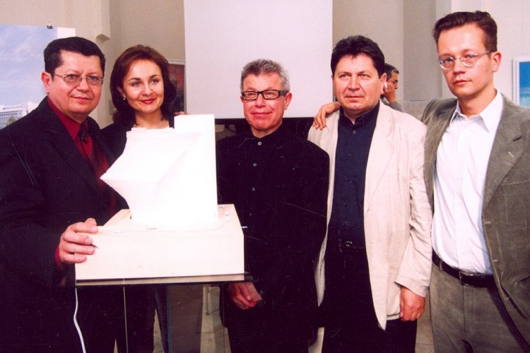 V strede svetoznámy architekt Daniel Libeskind a brat Miro.